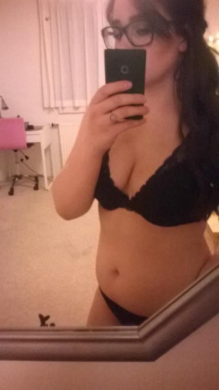 16P Naughty amateur chicks showing their tight bodies in selfies