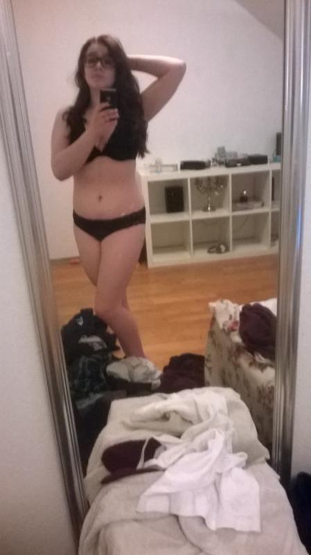 16P Naughty amateur chicks showing their tight bodies in selfies