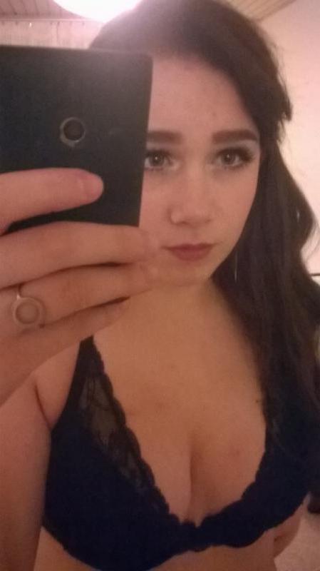 16P Naughty amateur chicks showing their tight bodies in selfies