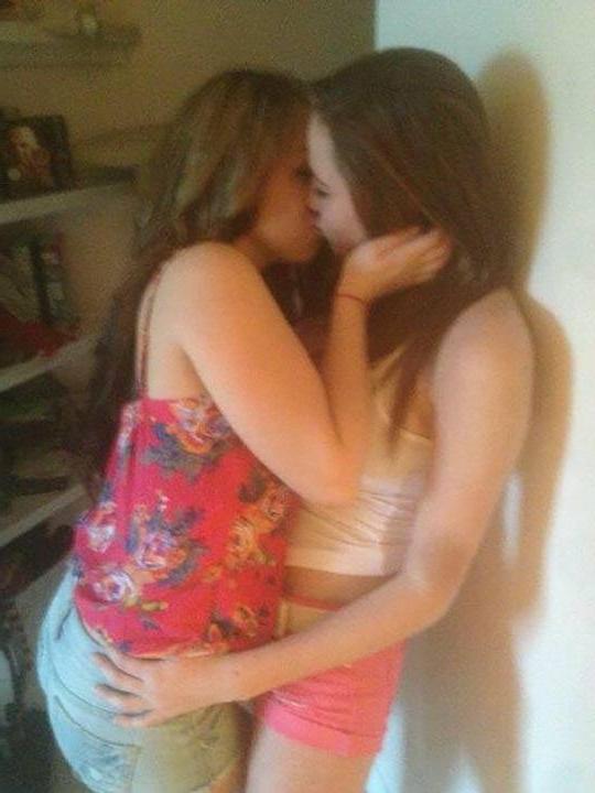 14P Hot college girls show off their goods on cam