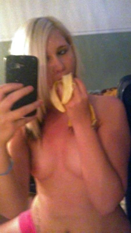 15P Hot amateur coeds share some of their sexy selfies