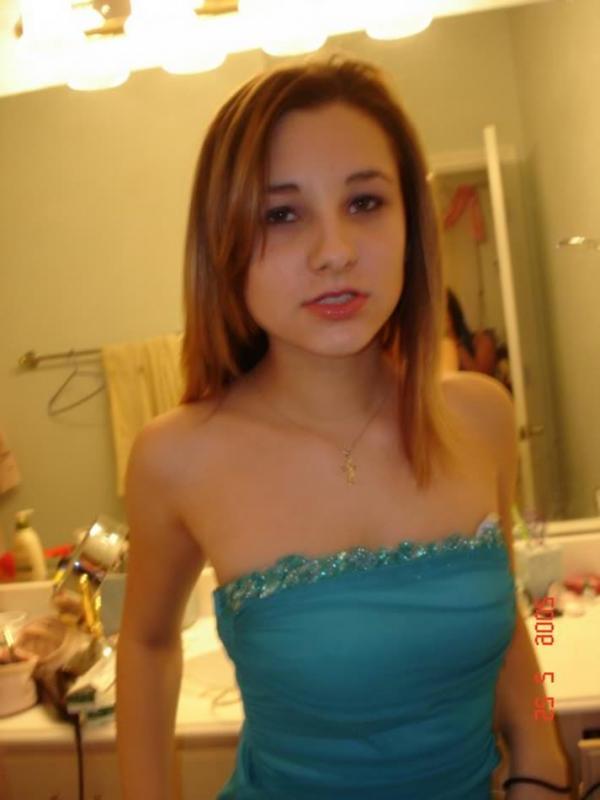 10P Sultry amateur coed teasing in her selfpics