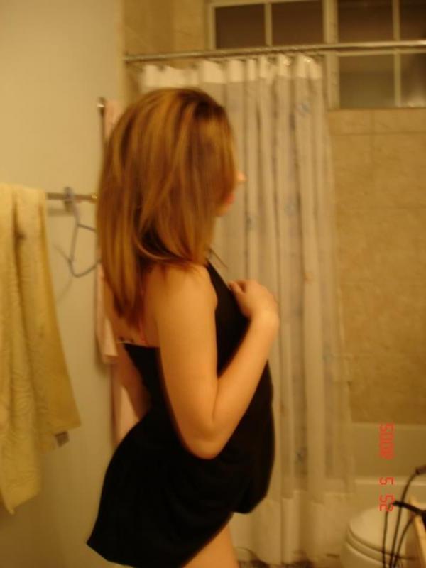 10P Sultry amateur coed teasing in her selfpics
