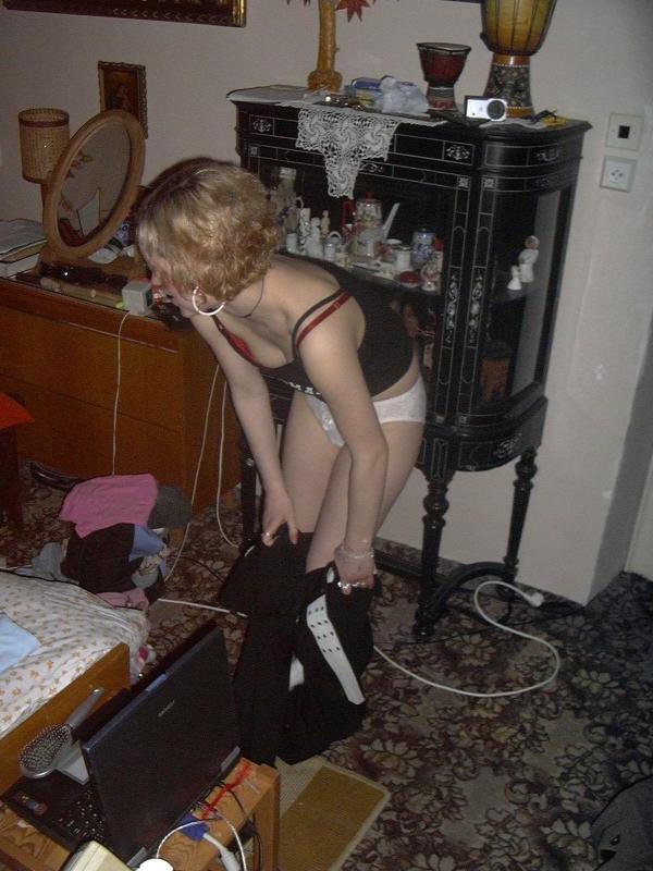 14P Amateur blonde shows her breasts and plays with herself on cam