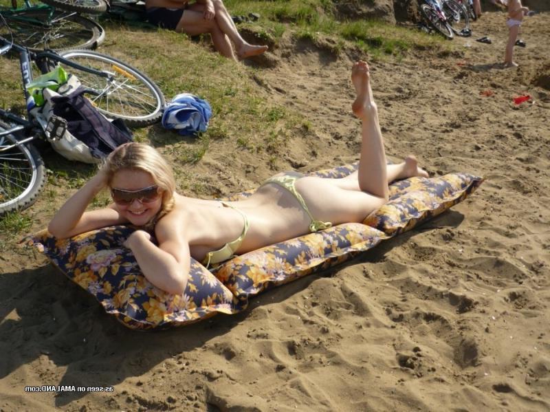 14P Sexy blonde babe posing sexy while on vacation