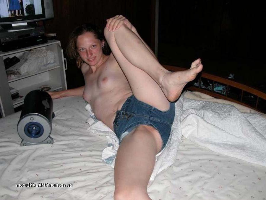 15P Pictures of a topless amateur teen spreading
