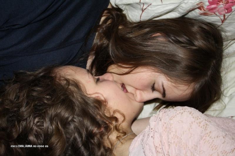 15P Photo set of horny amateur lesbians in a kinky kissing spree