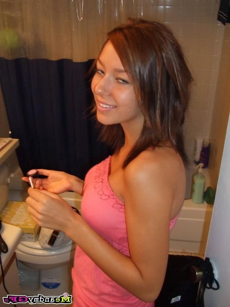 15P Amateur girlfriend undressing and in the bathroom