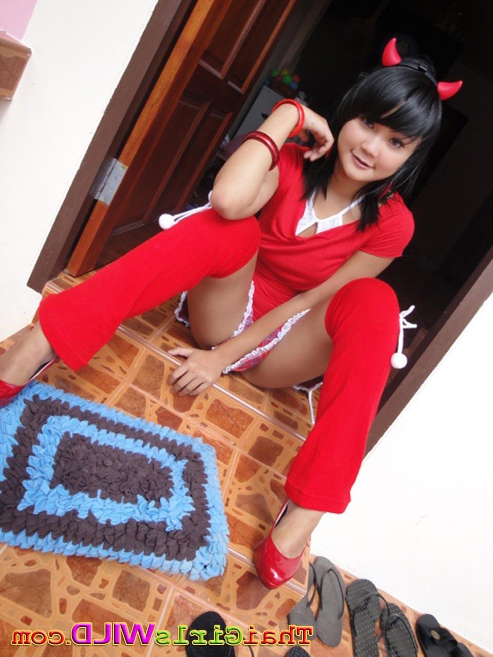 16P Amateur Thai teen in skirt