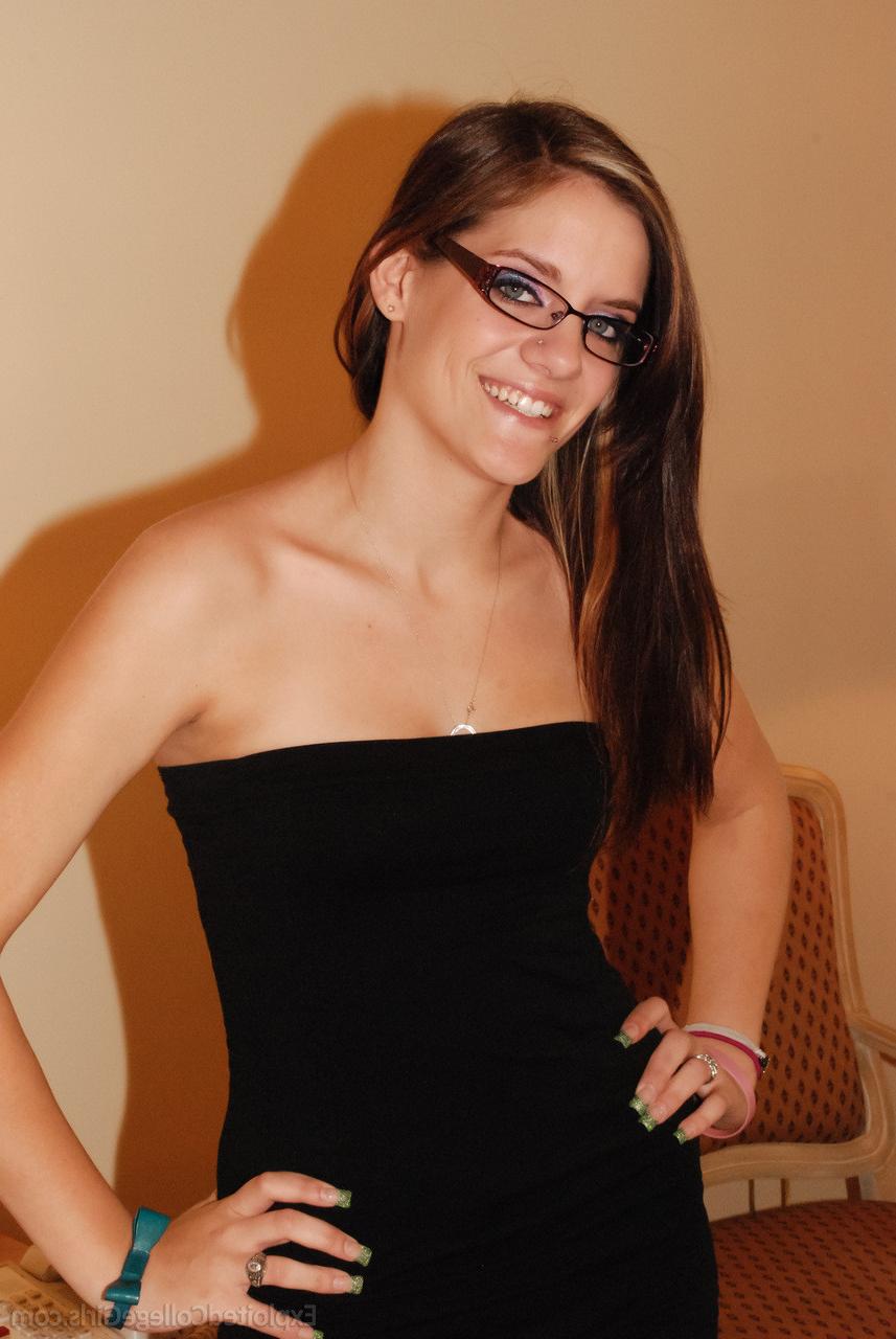 16P Amateur college skank in glasses