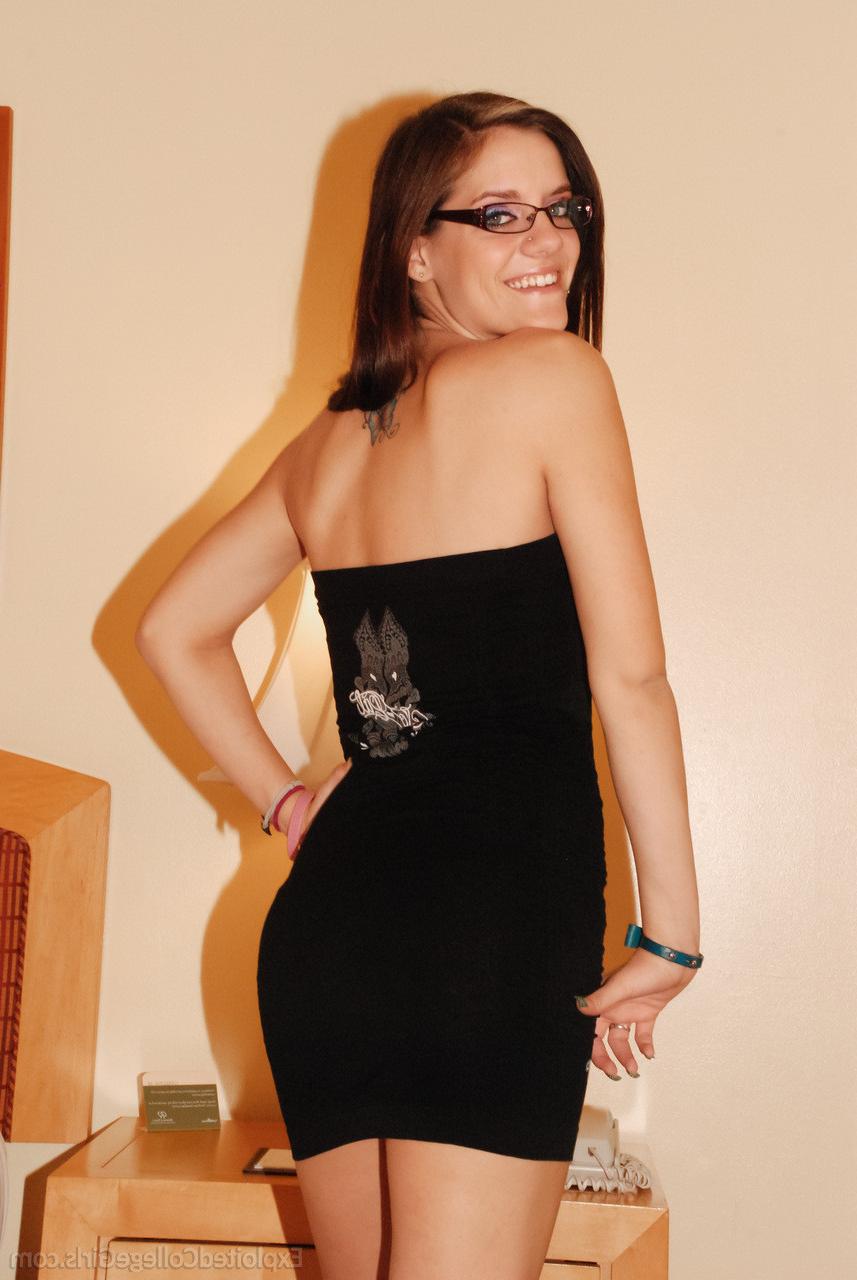 16P Amateur college skank in glasses