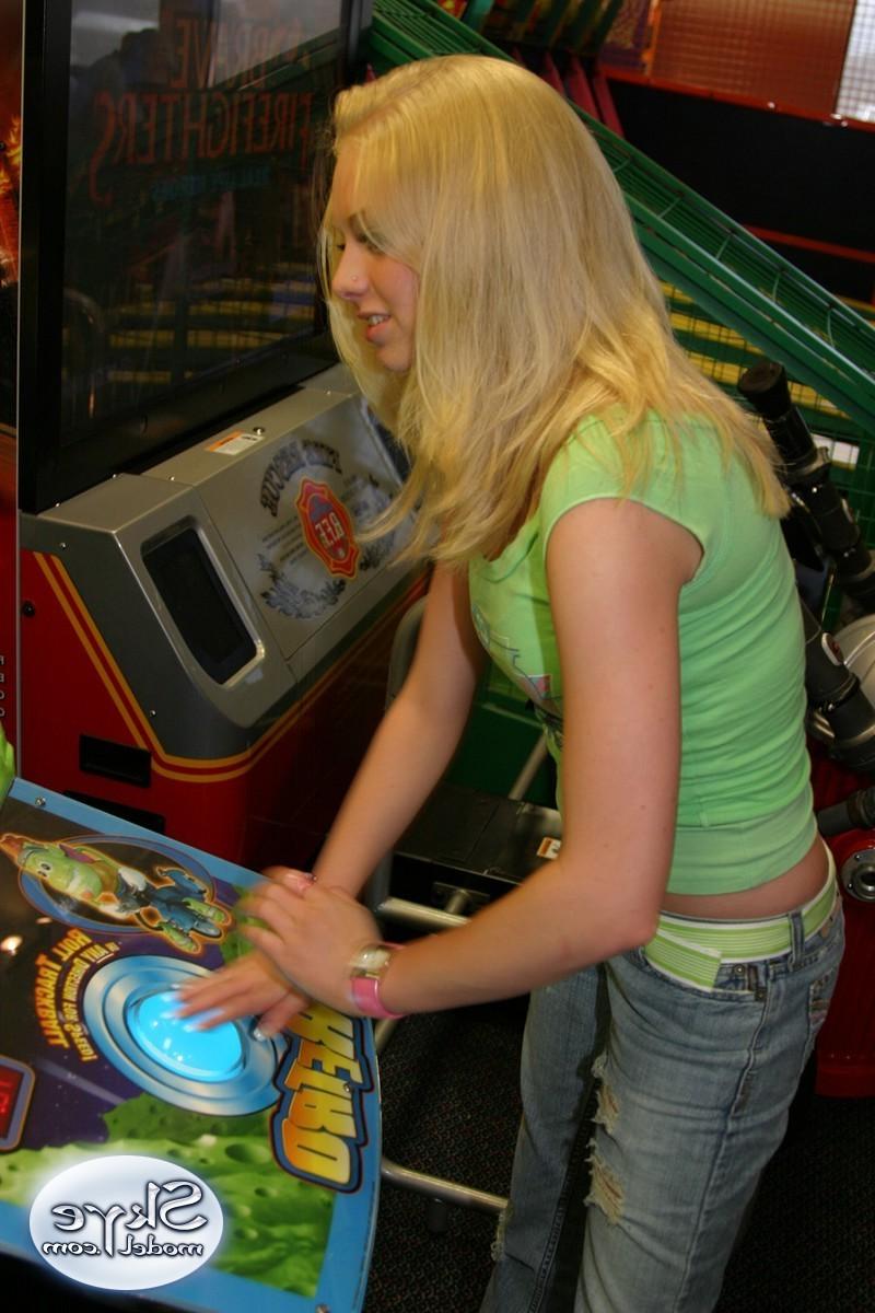 16P Blonde amateur teen tease in public