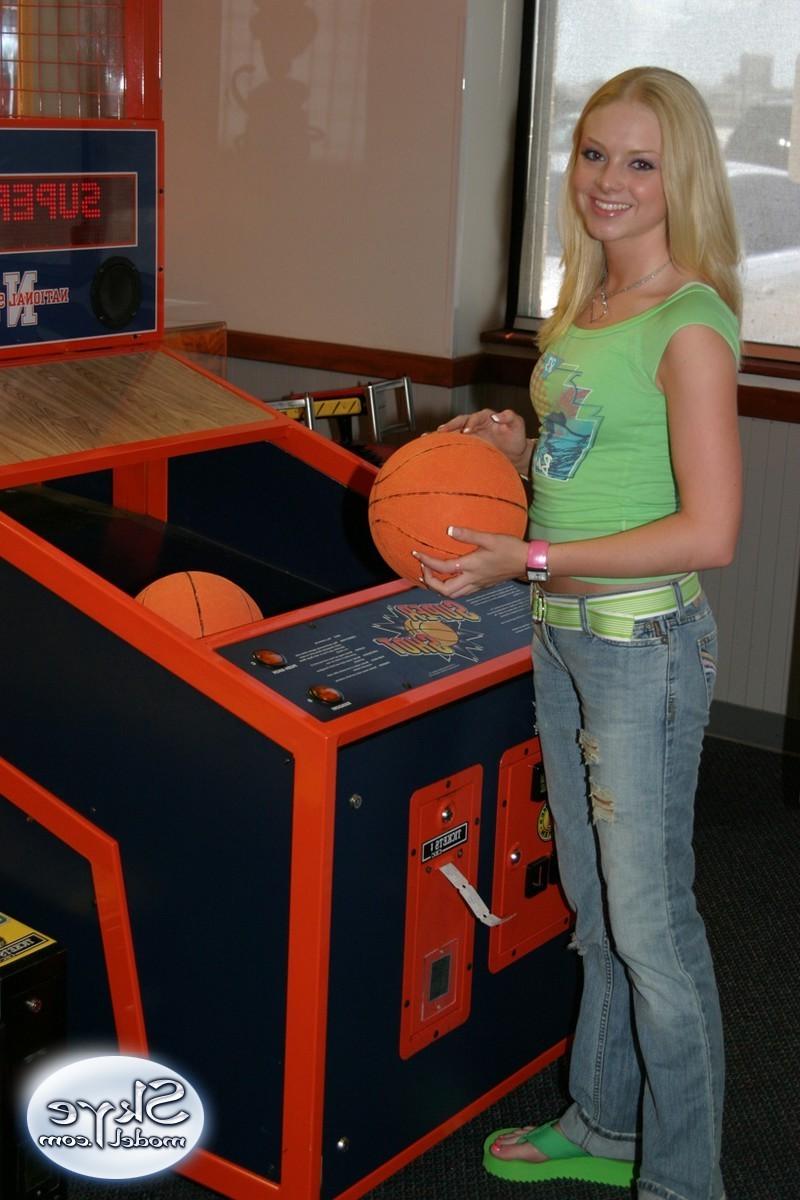 16P Blonde amateur teen tease in public