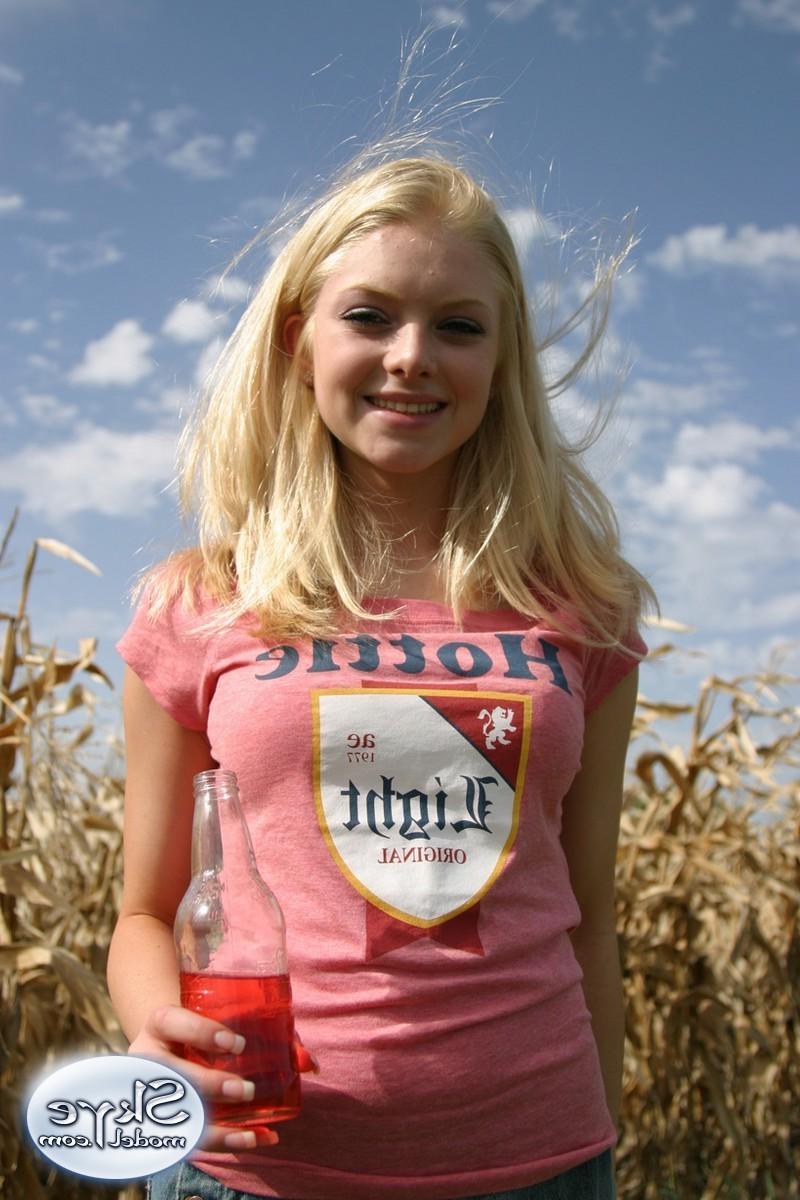 16P Blonde amateur teen tease hiding in corn field
