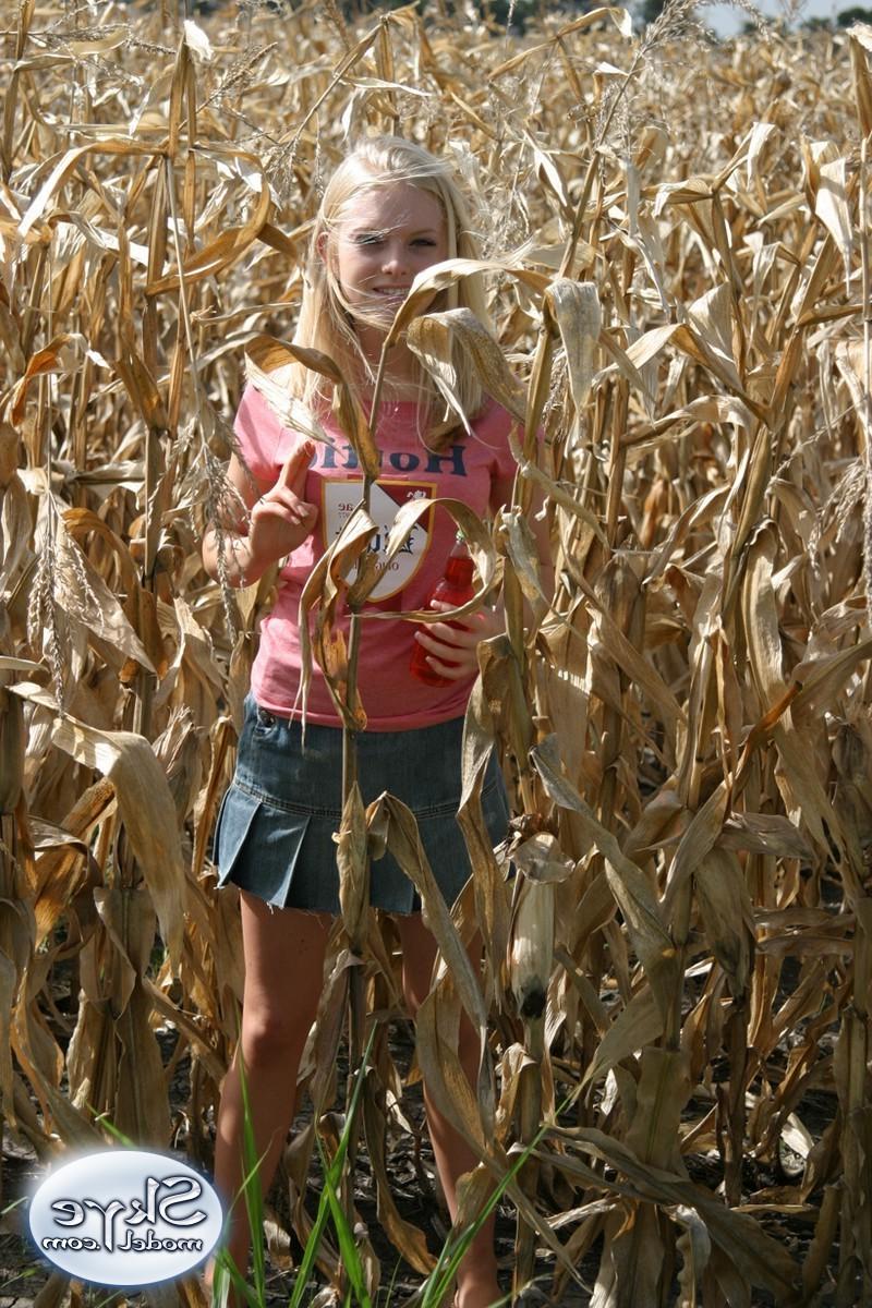 16P Blonde amateur teen tease hiding in corn field
