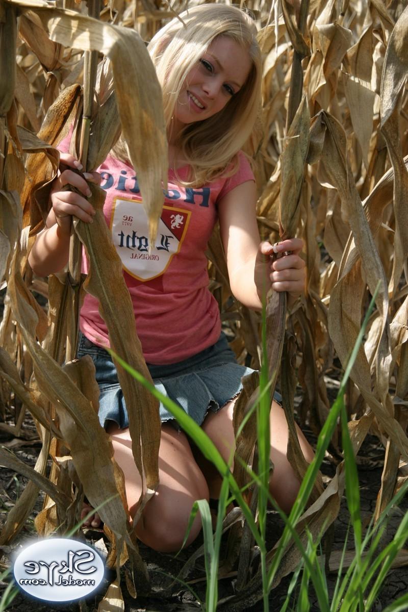 16P Blonde amateur teen tease hiding in corn field