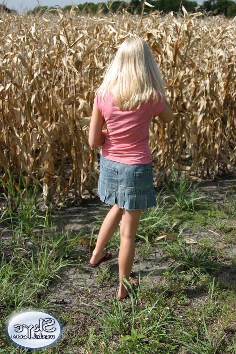 16P Blonde amateur teen tease hiding in corn field