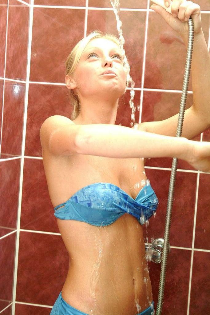 15P Amateur blonde girlfriend caught in the shower