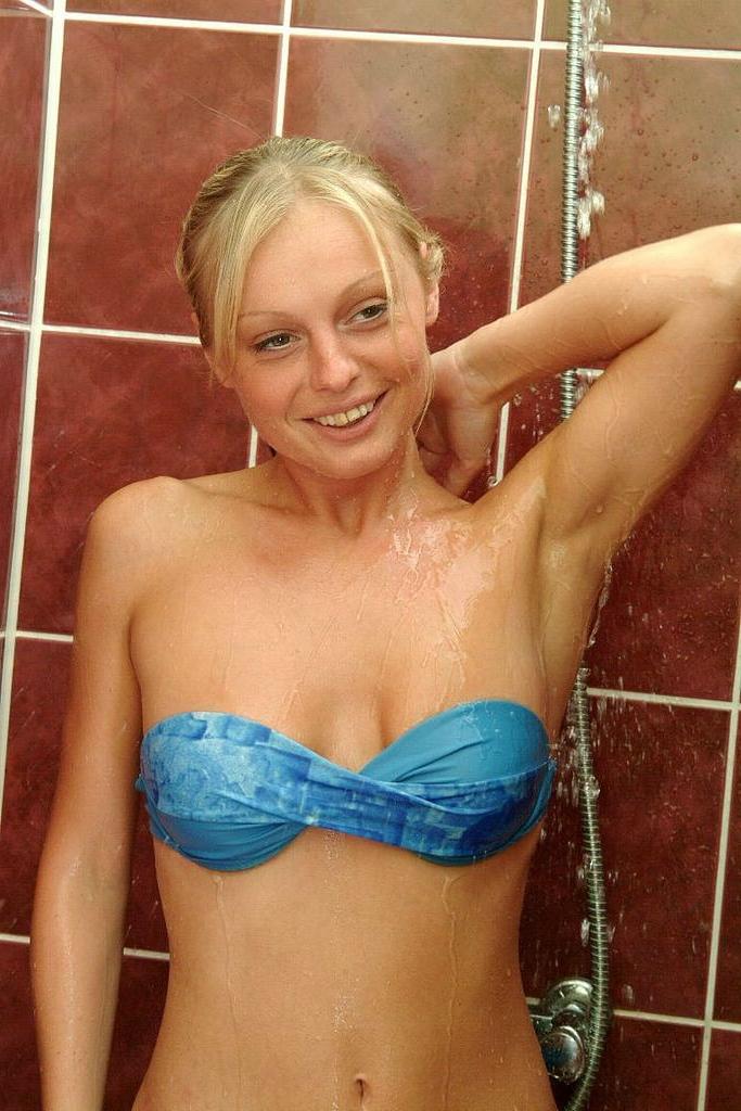 15P Amateur blonde girlfriend caught in the shower