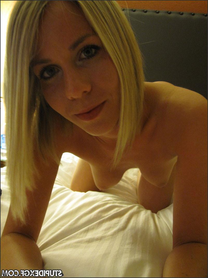 16P Amateur exgf flashing tits in mirror selfshots