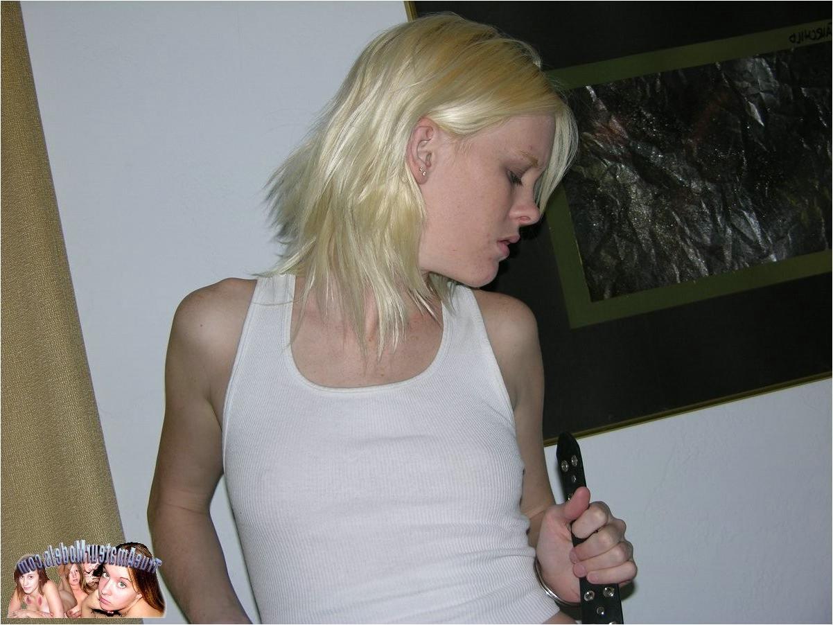 10P Amateur Girl Secretly Modeling Nude In Room As Hungover Friends Sleep