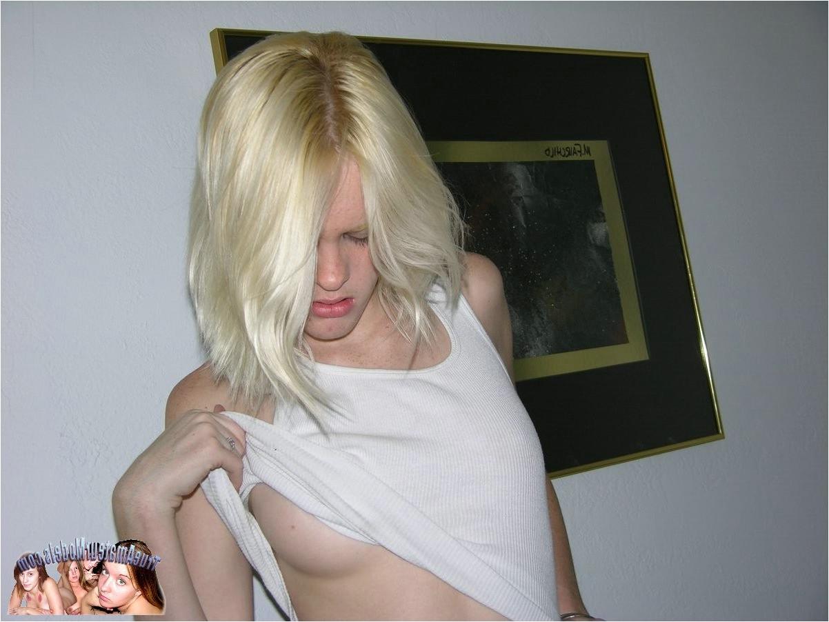 10P Amateur Girl Secretly Modeling Nude In Room As Hungover Friends Sleep