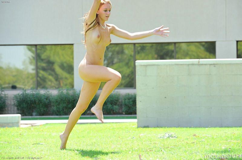 15P Naked teen amateur doing cartwheels in office park