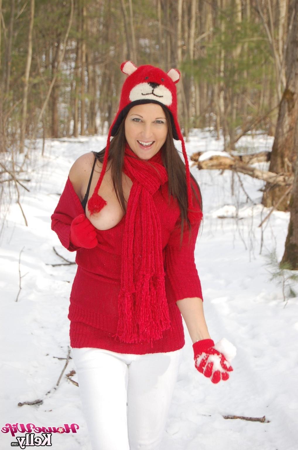 15P Horny amateur housewife nude in snow