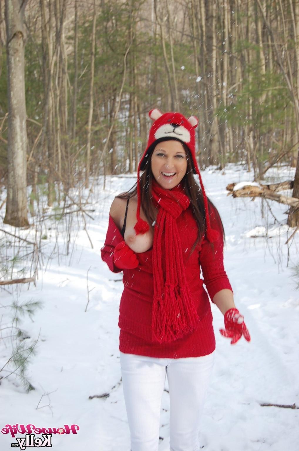 15P Horny amateur housewife nude in snow