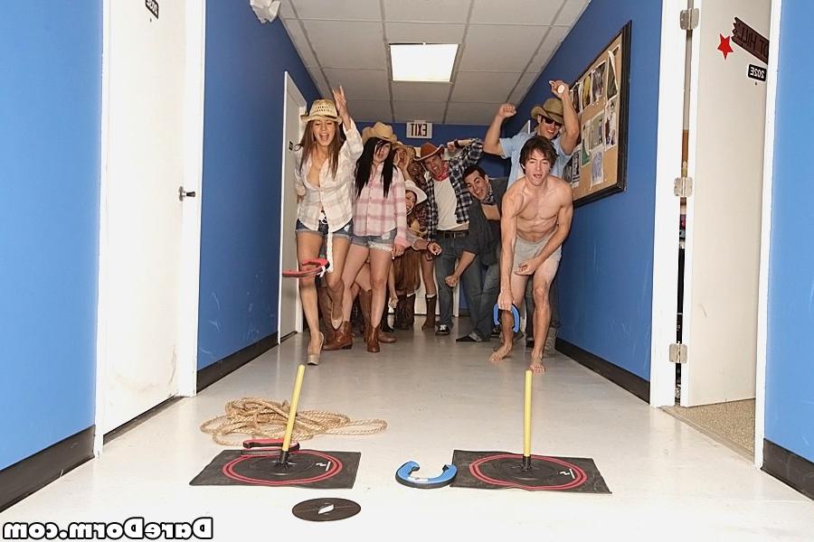 20P Real amateur college coed sex in dorm rooms