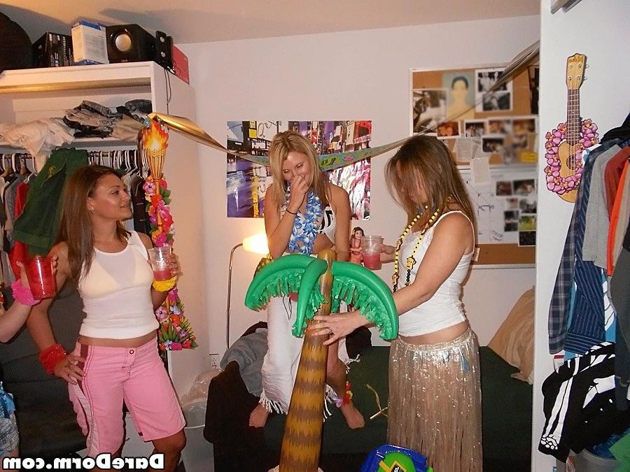 20P Real amateur college coed sex in dorm rooms