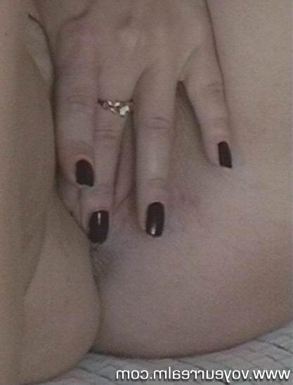 15P Nude amateur babe masturbating in the bed