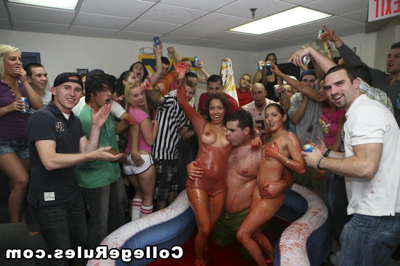 16P Drunk college girls get their slits banged at an amateur orgy