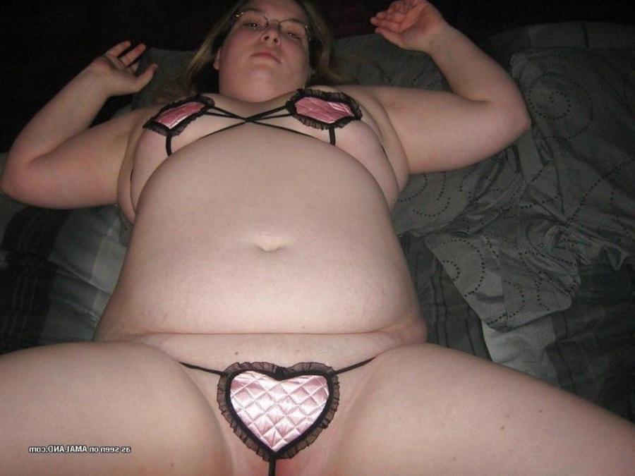 10P Plumper in various amateur porn pictures posing sleazy