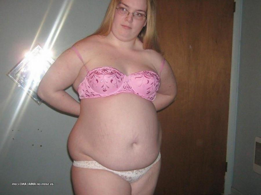 10P Plumper in various amateur porn pictures posing sleazy