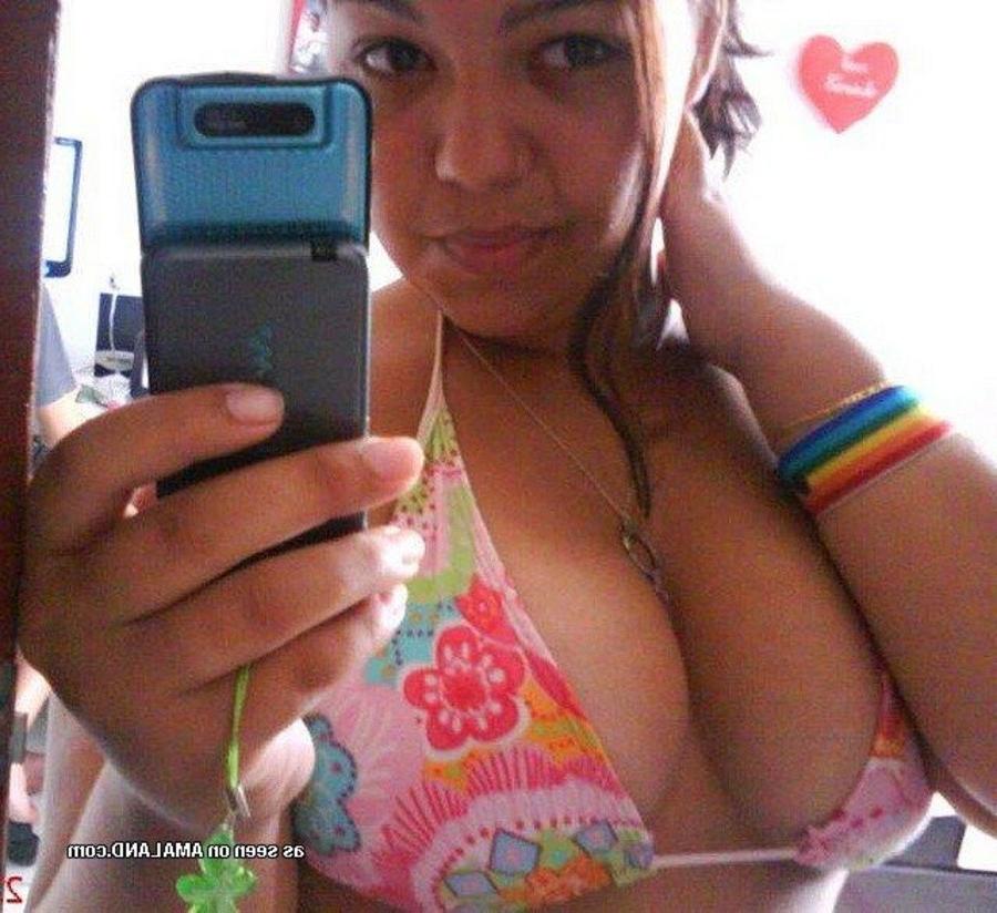 10P Selection of amateur chunky girlfriends posing sleazy on cam