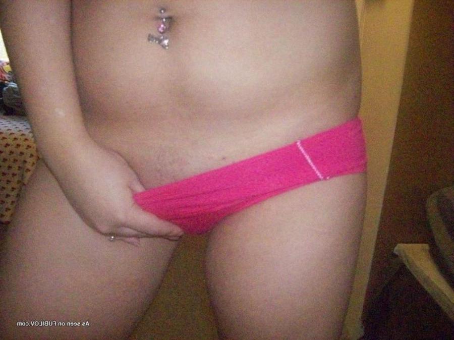 9P Amateur chick showing her big tits and cunt on cam