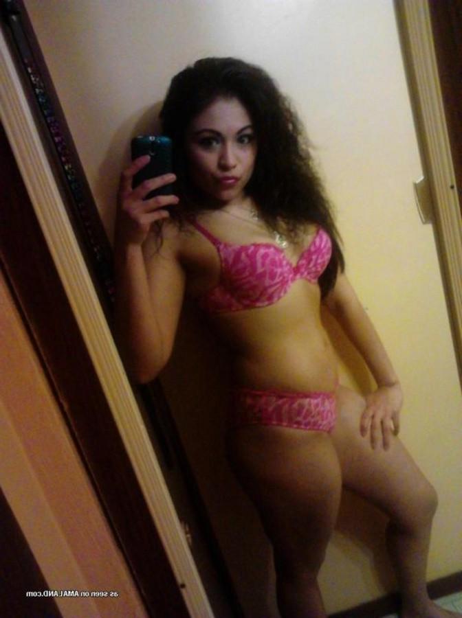 12P Amateur mexican babe camwhoring in front of the mirror