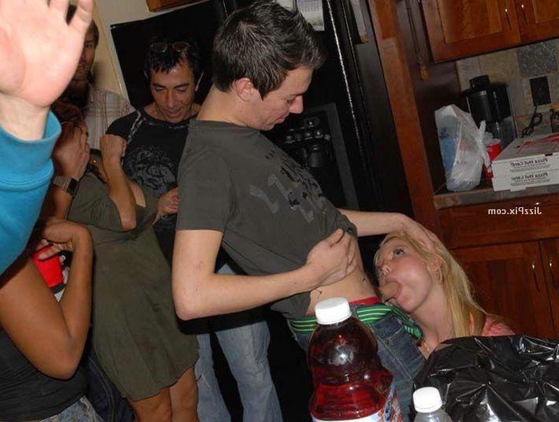15P Kinky amateur girlfriends taking facials