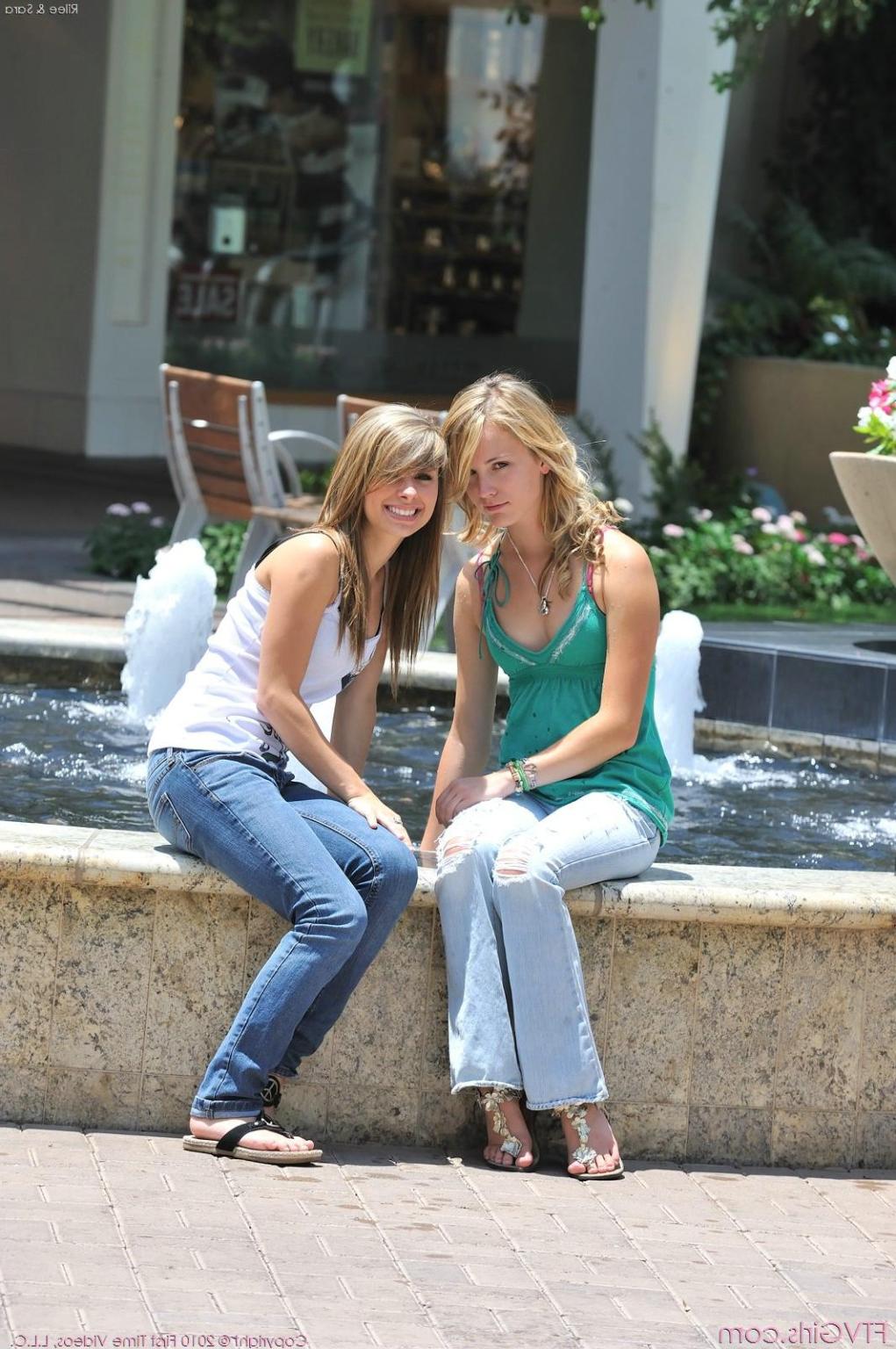 25P Real amateur lesbian teens exposing, toying and licking outdoor