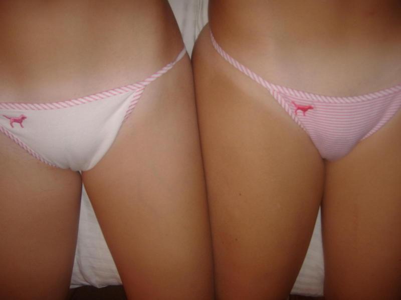 16P Pictures of an amateur teen posing naked in her room