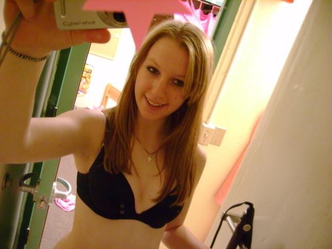 16P Pictures of an amateur teen posing naked in her room