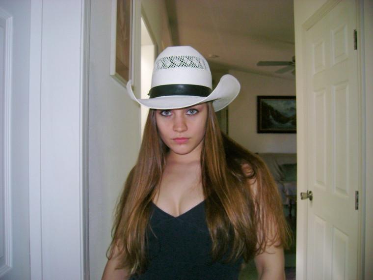16P Photos of an amateur couple fucking in their cabin