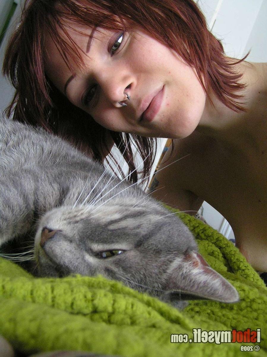 15P Unshaven hairy amateur in naughty selfpics