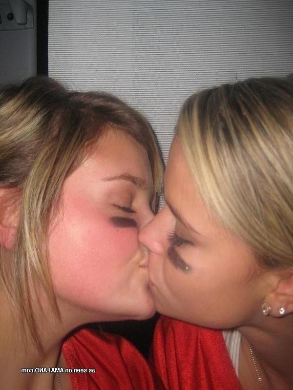10P Assorted horny amateur lesbians in a heavy liplock