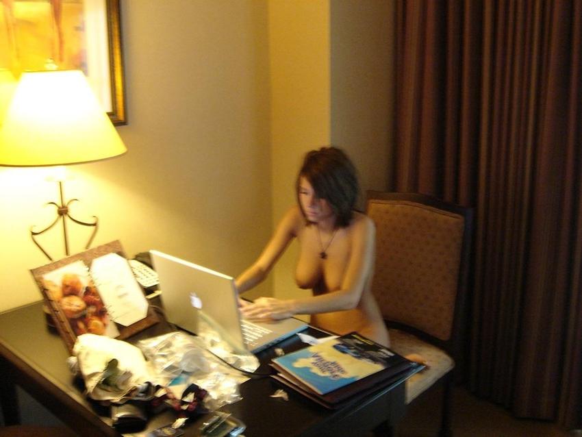 16P Pictures of an amateur teen posing naked in her room