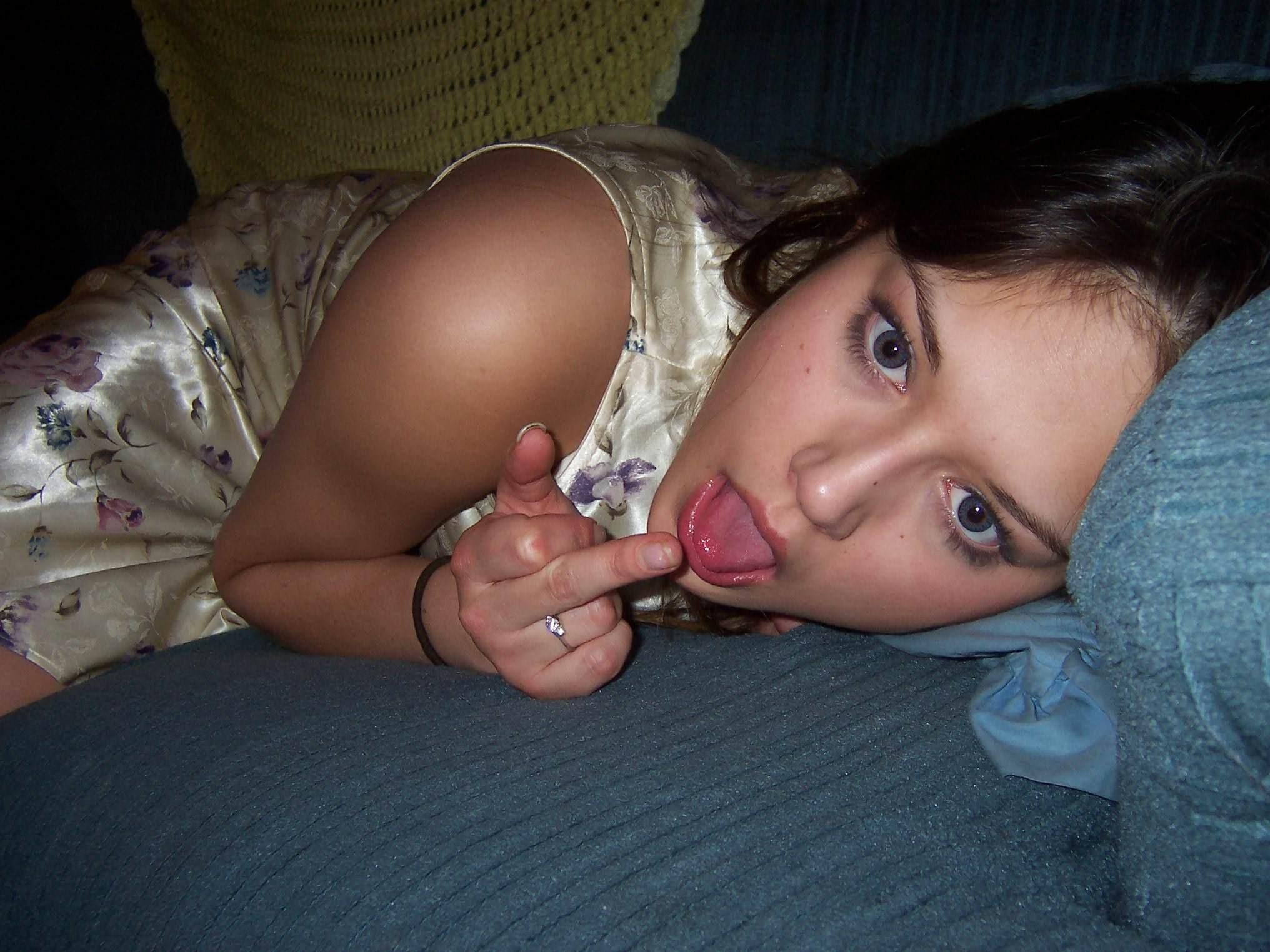 16P Pictures of an amateur teen posing naked in her room