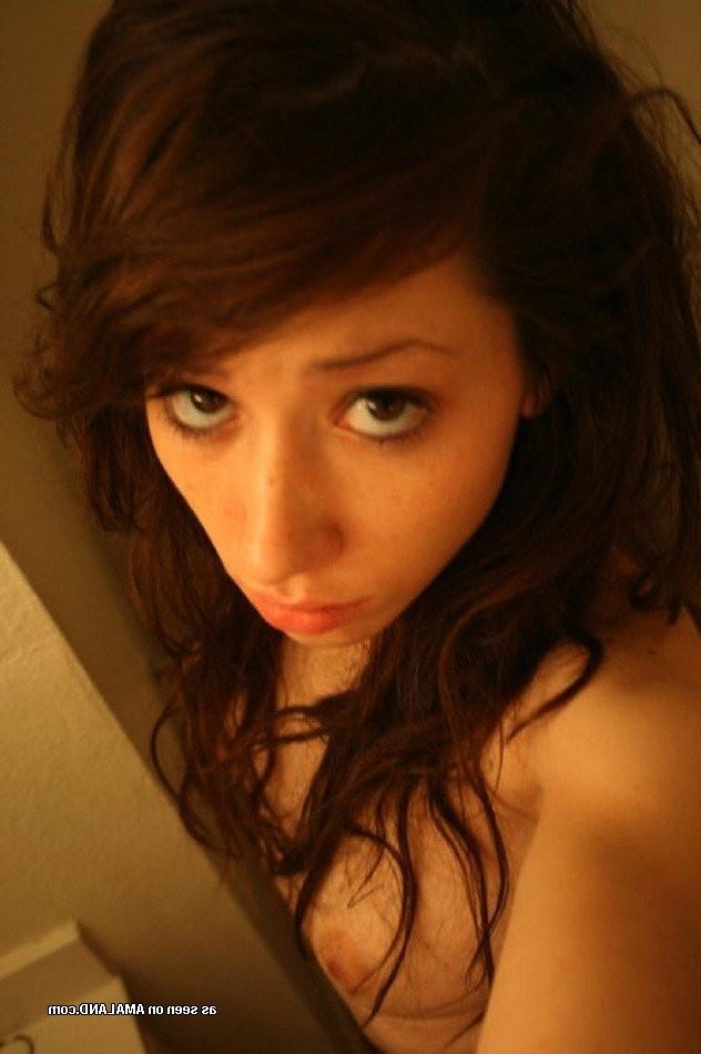 15P Amateur 18 year old girlfriends showing goodies in candid photos