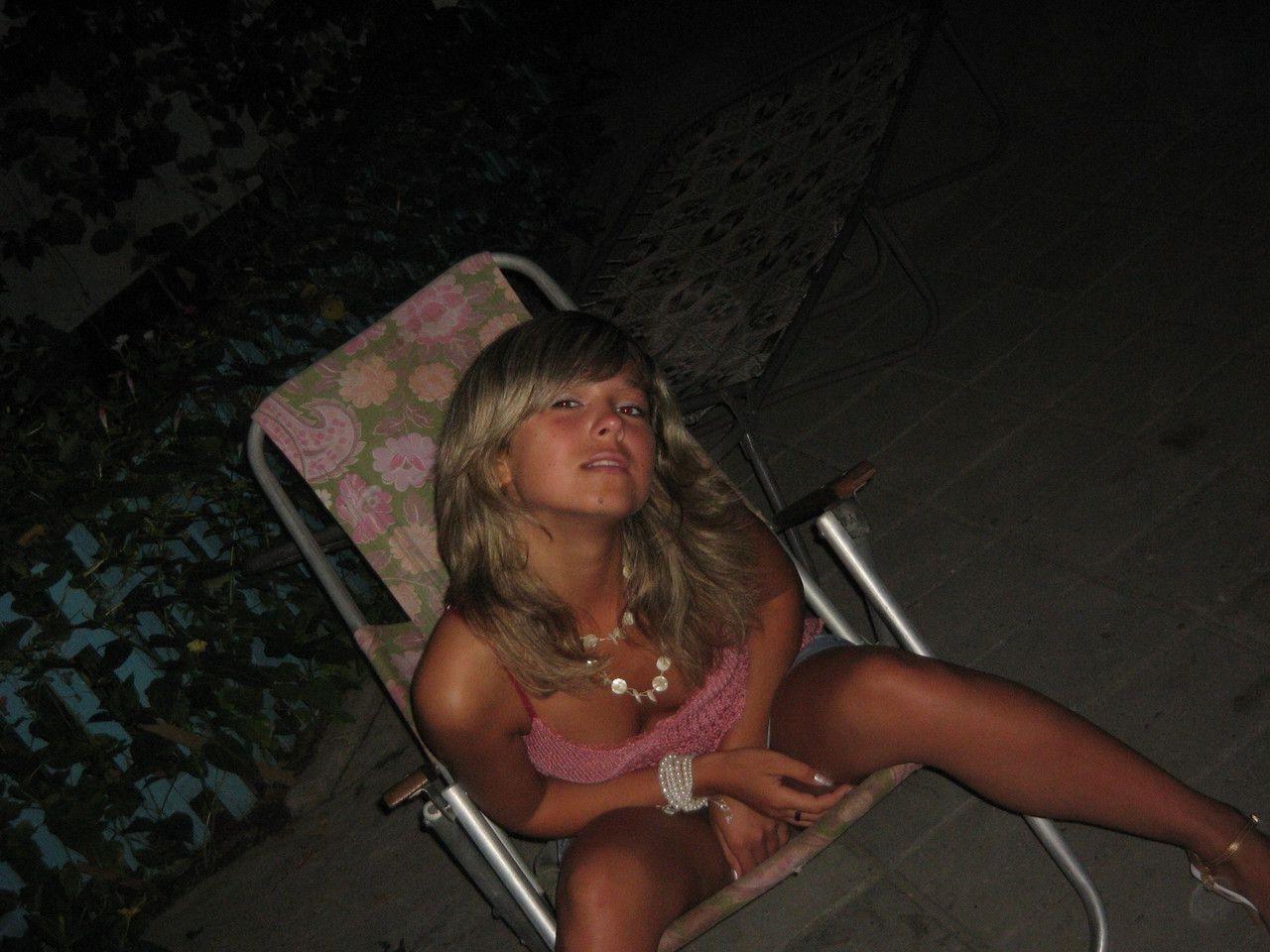 16P Pictures of an amateur teen posing naked in her room
