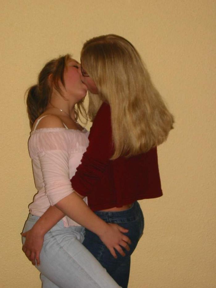 16P Pictures of an amateur teen posing naked in her room